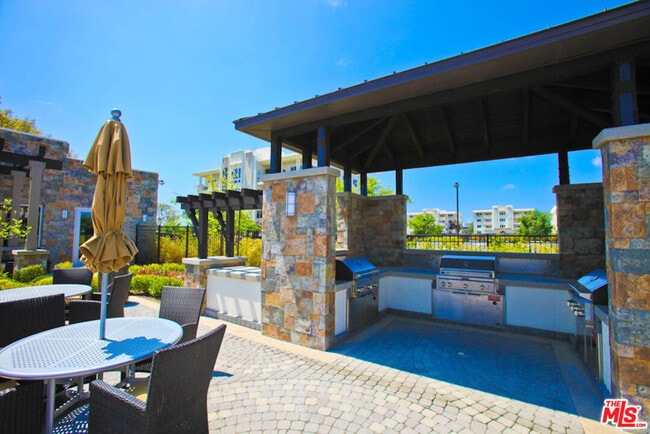 Building Photo - 5547 Palm Dr