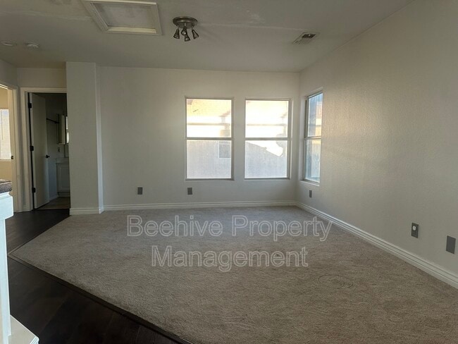 Building Photo - 1034 W Juanita Ave