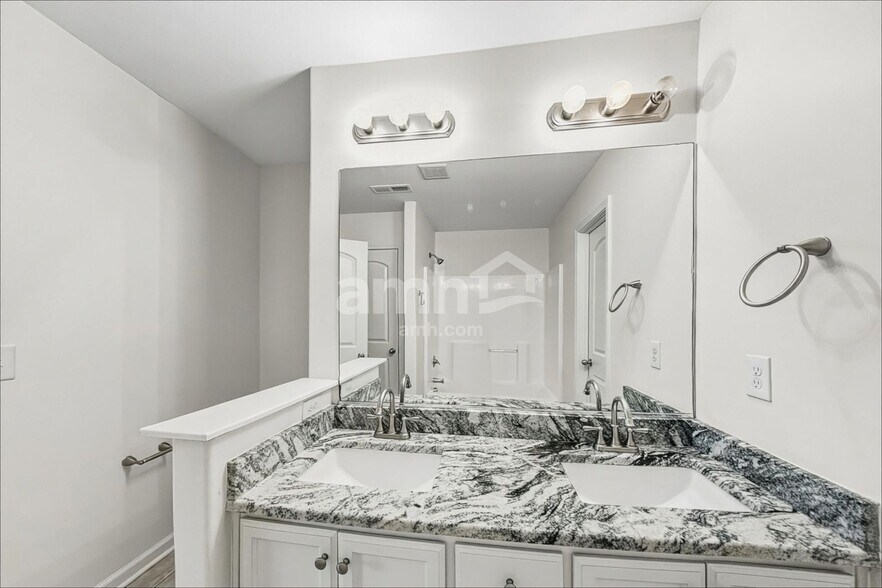 Building Photo - 4983 Old Towne Village Cir