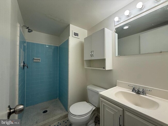 Building Photo - 5565 Columbia Pike