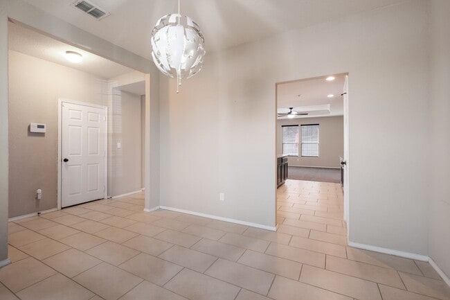 Building Photo - Bright & Spacious Home in Comal ISD