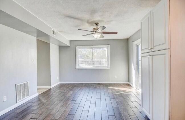 Building Photo - 727 Alder Cir