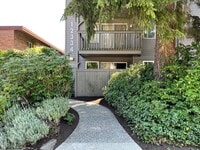 Building Photo - Hidden Gem in Northeast Seattle w/ In-Unit Washer/Dryer!