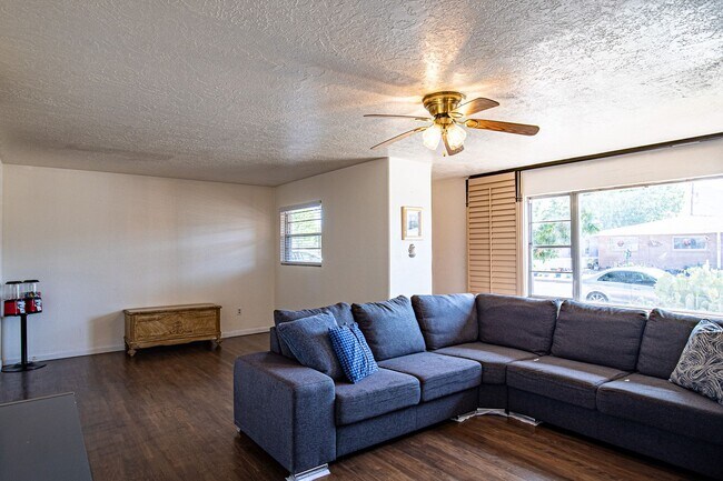 Building Photo - 4 Bedroom 2 Bathroom