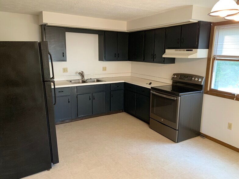 Building Photo - 7486 Seymour St NW