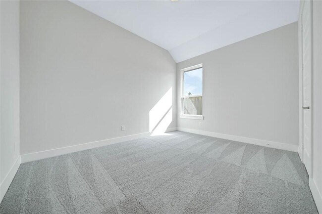 Building Photo - 26910 Swanborough Rd