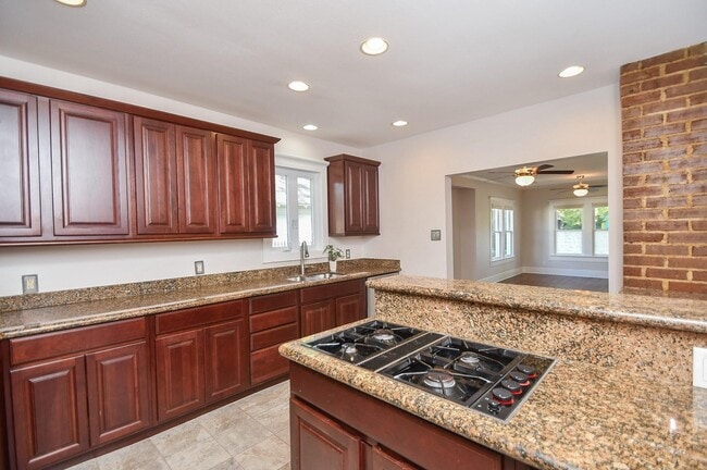 Building Photo - 4625 Pineridge St