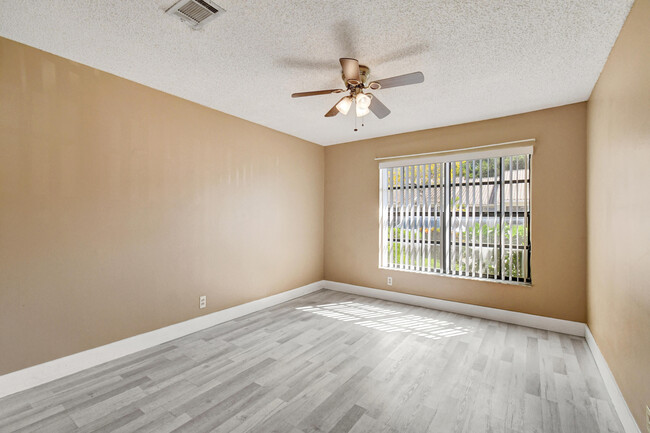 Building Photo - 492 Hardwood Pl