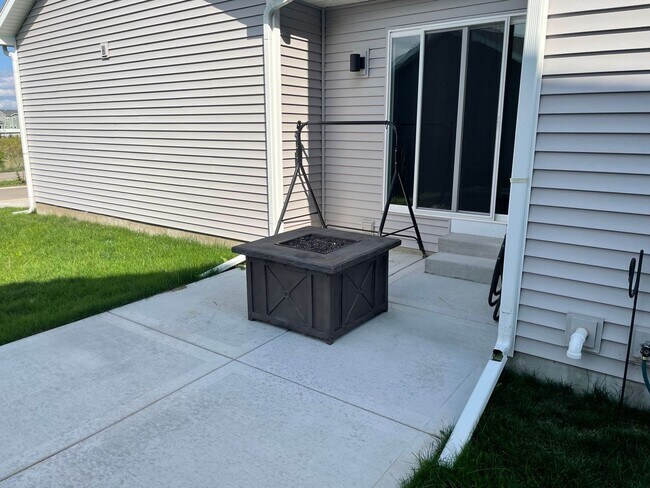 Building Photo - Newly built 2 bed / 2.5 bath townhouse in ...