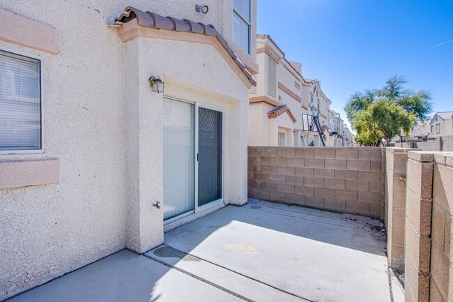 Building Photo - Lovely 4 bedroom 2.5 bath townhome in North Las Vegas gated community with a pool!