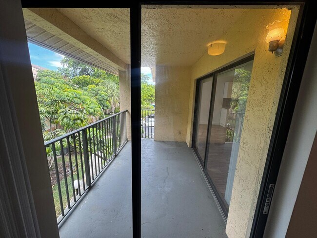 Building Photo - 9999 Summerbreeze Dr