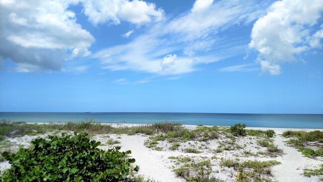 Building Photo - Seasonal Short-Term 2-Bedroom 2-Bathroom Condo located on Venice Island!