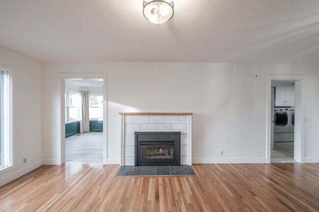 Building Photo - Charming 3-Bed 2 Bath Home with Spectacula...