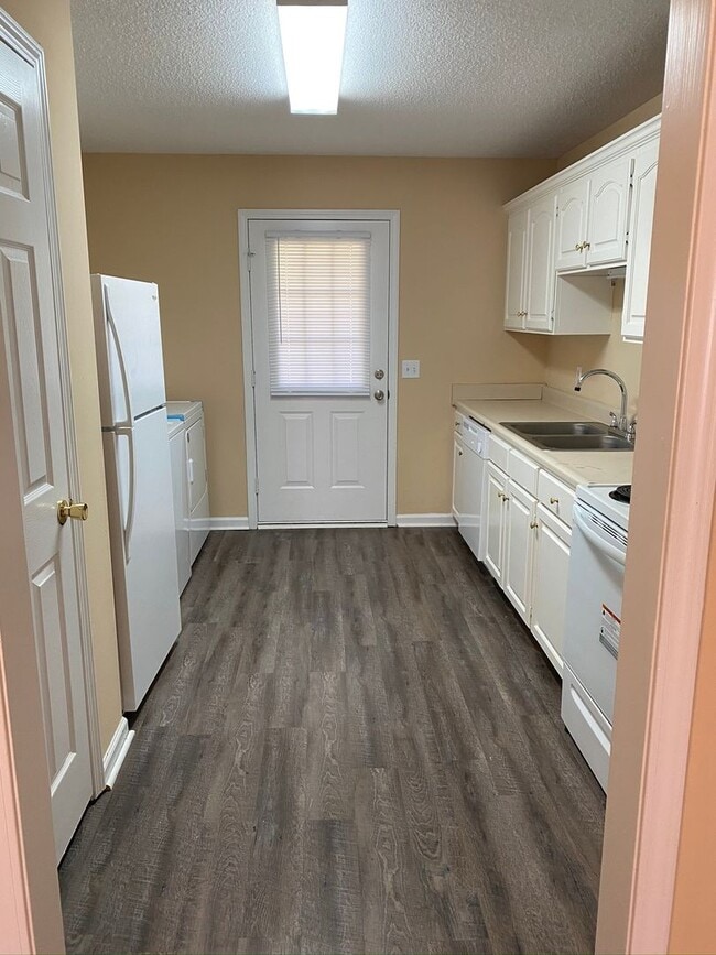 Building Photo - 1205 Beaver Creek Dr