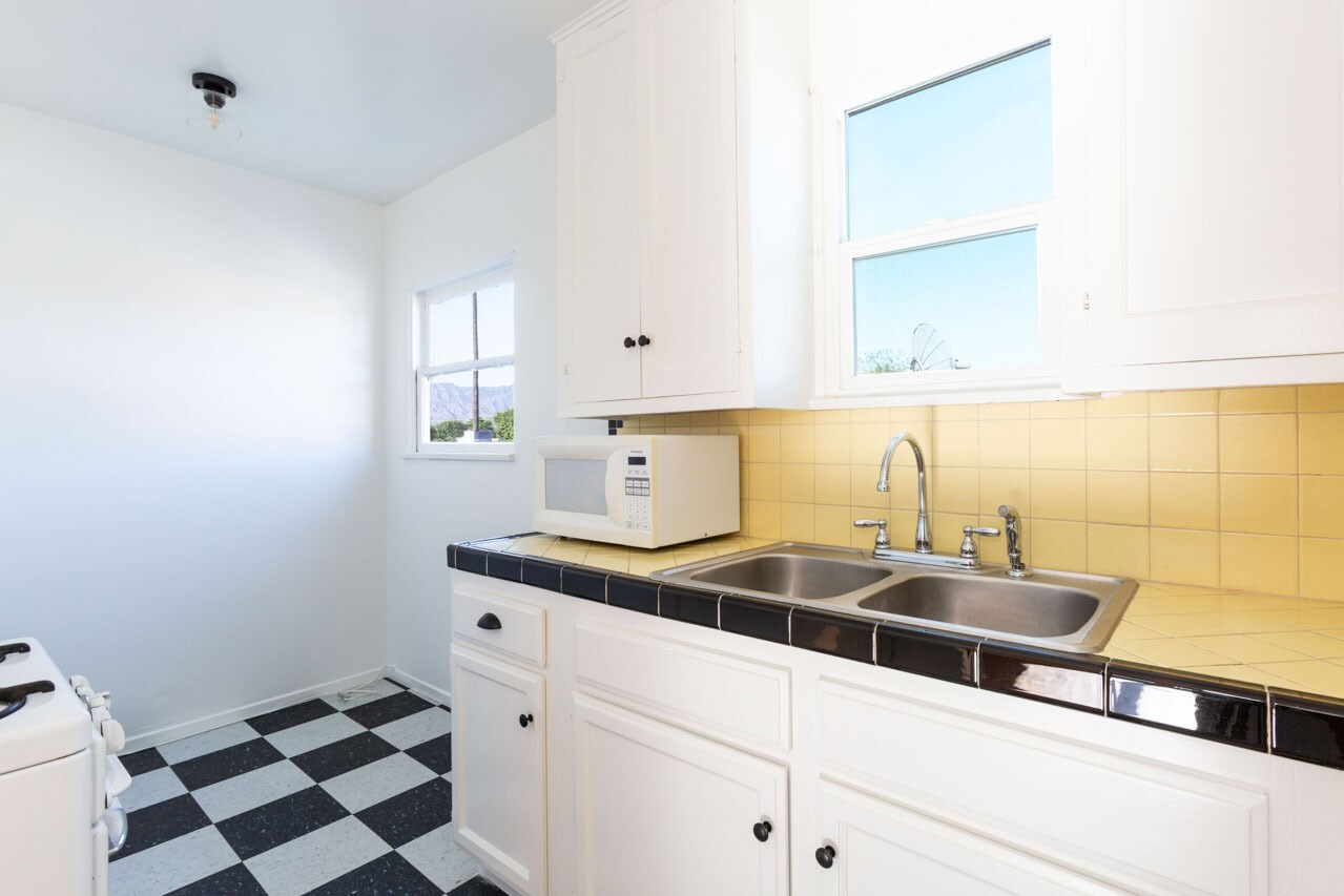 Vintage-inspired kitchen - 4117 Edenhurst Ave