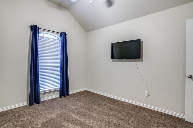 Building Photo - 2440 Harbour Dr