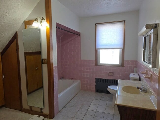 Building Photo - 231 River St