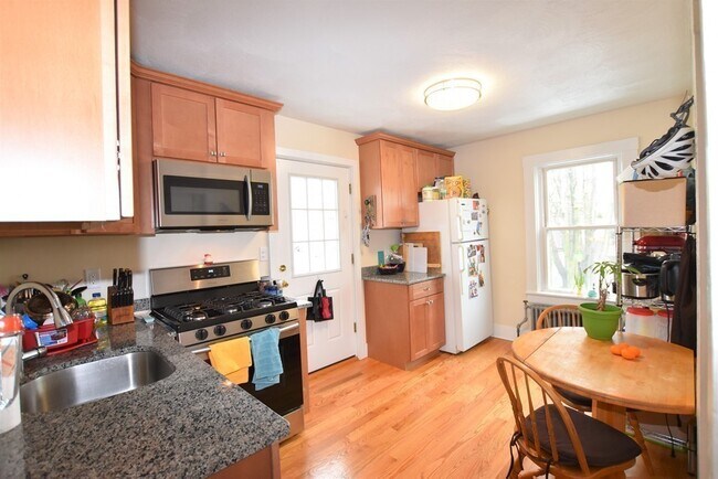 Building Photo - 25 Sawin St