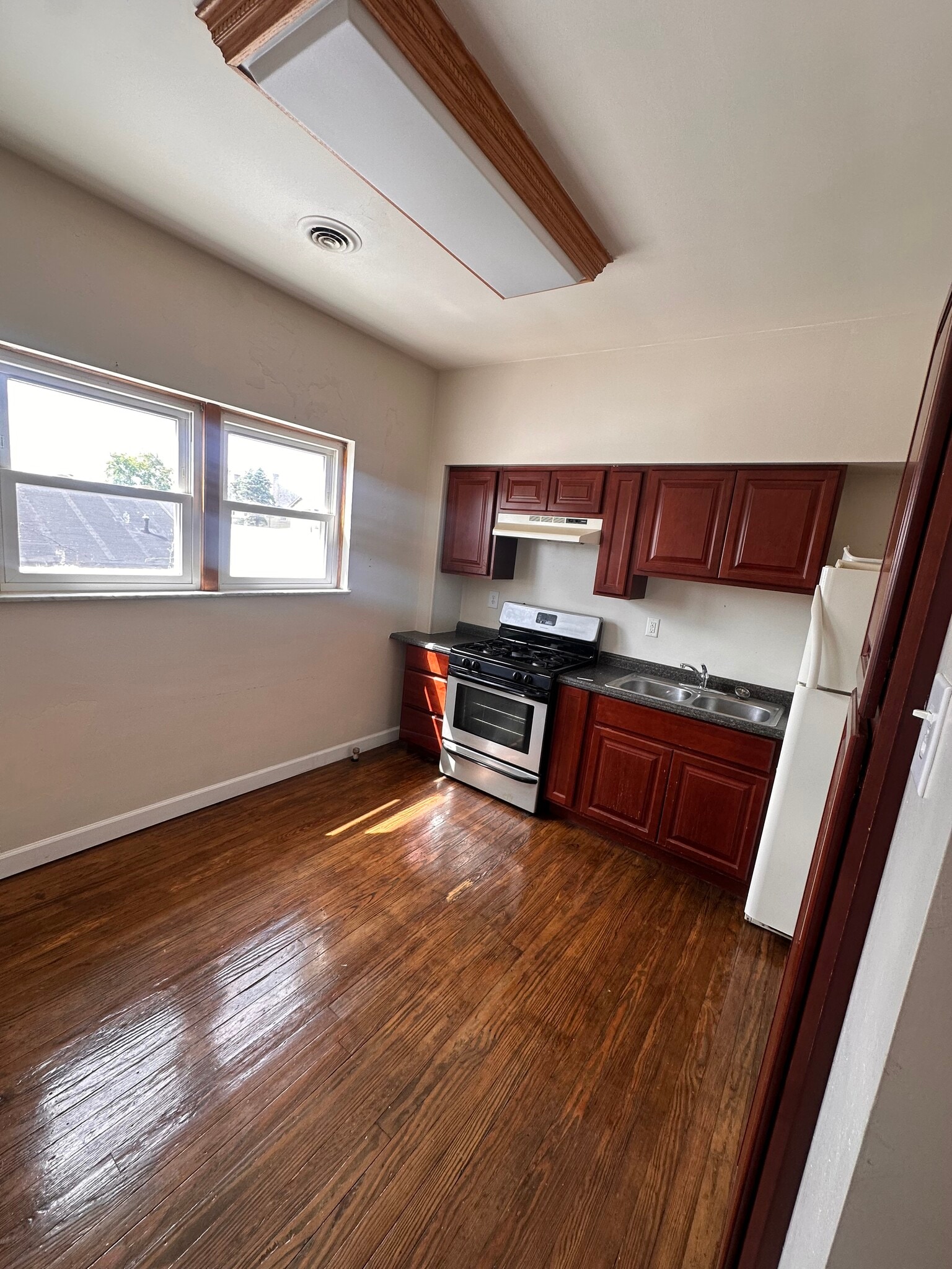 Building Photo - 426 Broad Ave