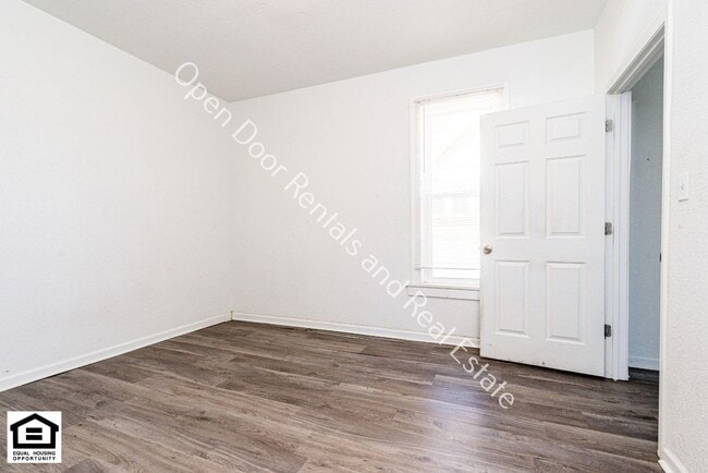 Building Photo - 603 N Van Buren St