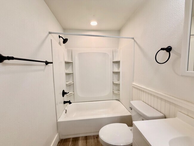 Building Photo - 1005 S Quincy Ave