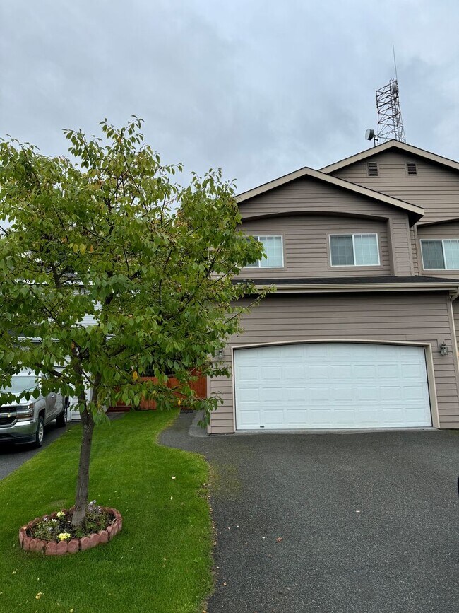 Building Photo - Beautiful, Conveniently Located Eagle River Townhome