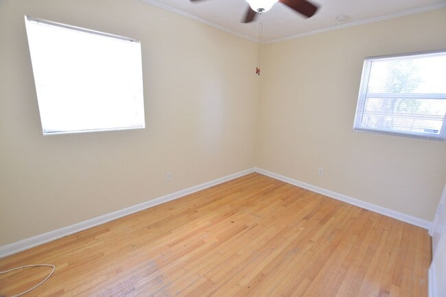 Building Photo - Charming 3-Bedroom Home with Huge Fenced Y...