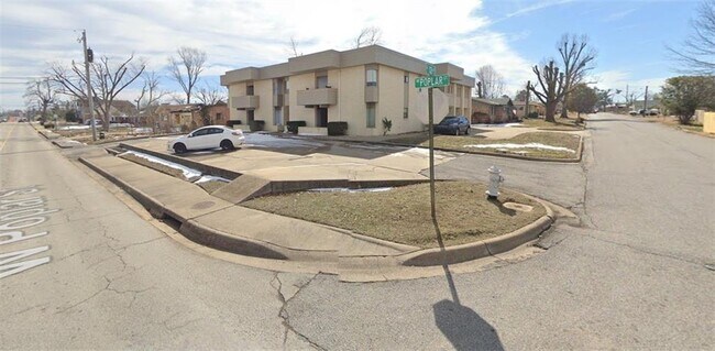Building Photo - 1124 W Poplar St