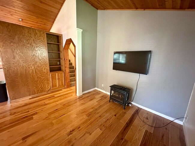 Building Photo - Charming 3 Bedroom 2 Bathroom Home Off Tyl...