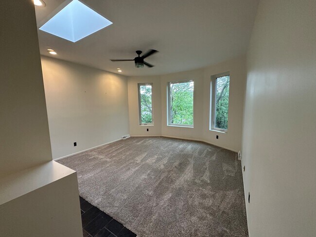 Building Photo - 561 Laurel Ave