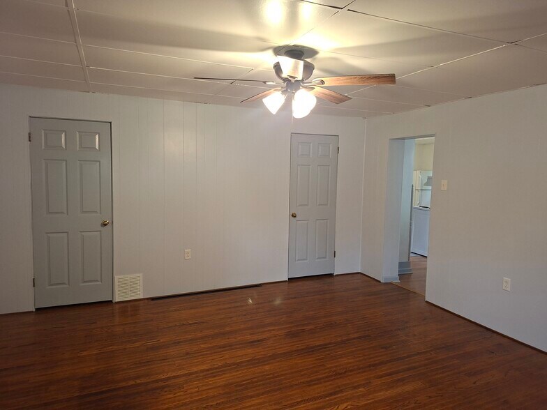 Building Photo - 11 N Wade Ave