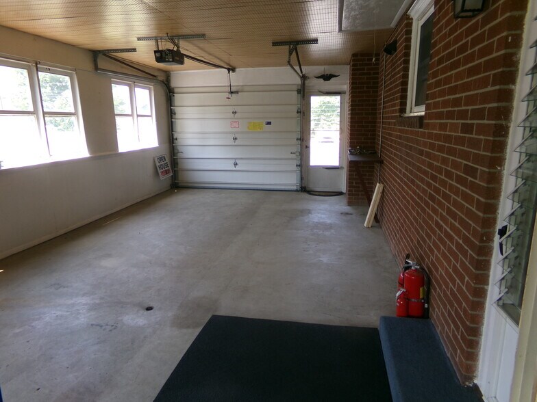 Building Photo - 2052 Miller Rd