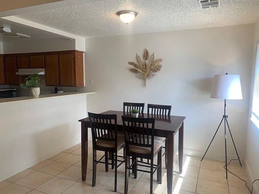 Building Photo - 1190 S Winery Ave