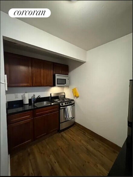 Building Photo - 123 E 18th St