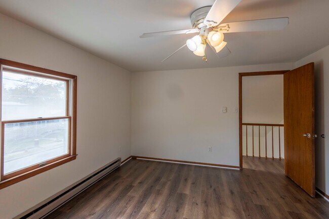 Building Photo - Cozy 4 Bedroom/2 Bathroom Detached Home in...