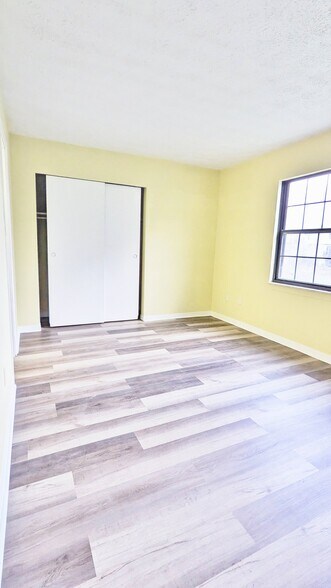 Building Photo - 534 E Graham Pl