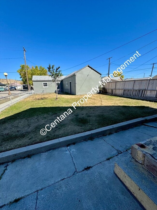 Building Photo - Huge 3 bedroom house with 2 bonus rooms an...