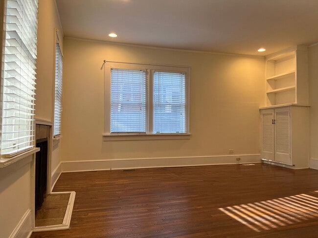 Building Photo - Very Spacious 2/2.5 Condo w/ Off-Street Pa...