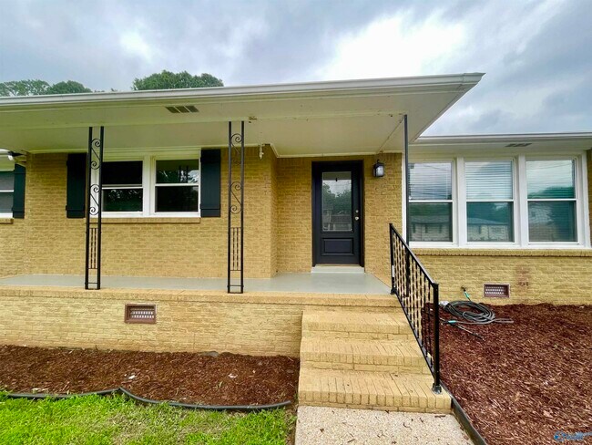 Building Photo - 304 Meadowbrook Dr SE