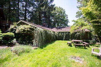 Building Photo - Mid Century 3 Bedroom Home Available Now i...
