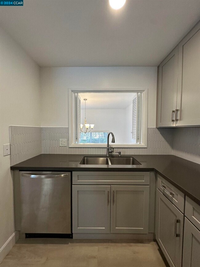 Building Photo - 1700 Siskiyou Dr