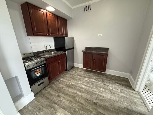 Building Photo - 6930 N Greenview Ave