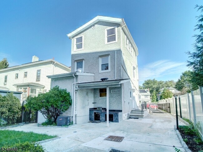 Building Photo - 176 Washington St