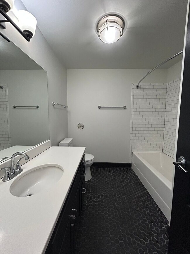 Building Photo - Luxury Downtown Living | Spacious 1-Bedroom 1-Bathroom Loft