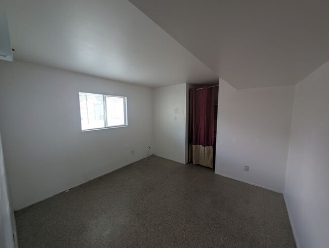 Building Photo - 4 Plex - 2 Bedroom Unit and 1 Bath for Rent.