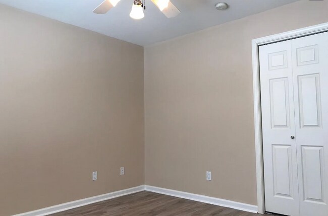 Building Photo - 208 Redbud Dr