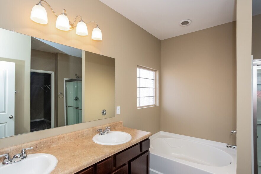 Building Photo - 107 Woodbridge Trl