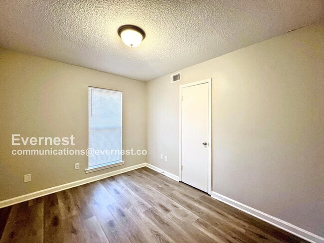 Building Photo - 3095 Forest Glen Dr