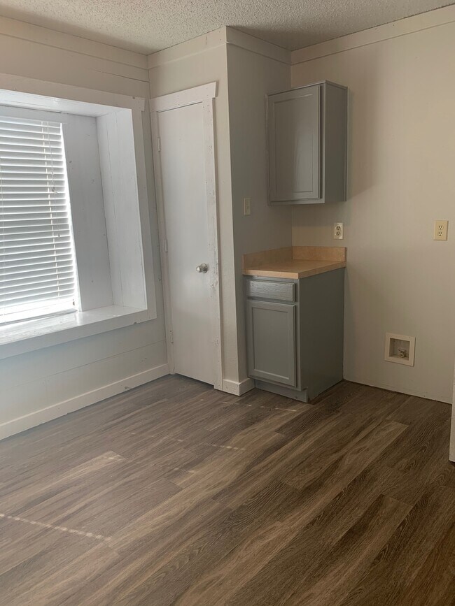 Building Photo - Affordable 3/2 House