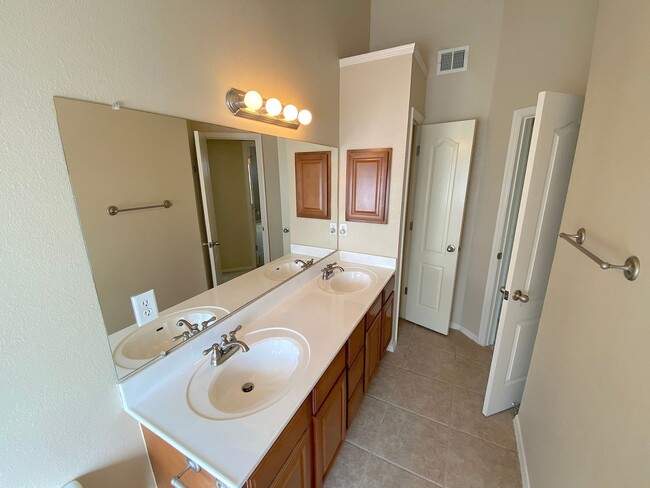 Building Photo - East El Paso 4bed3bath Refrig A/C with out...